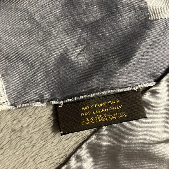 Louis Vuitton silk scarf - Picture 4 of 8